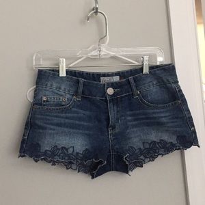 Jean shorts with flower trim
